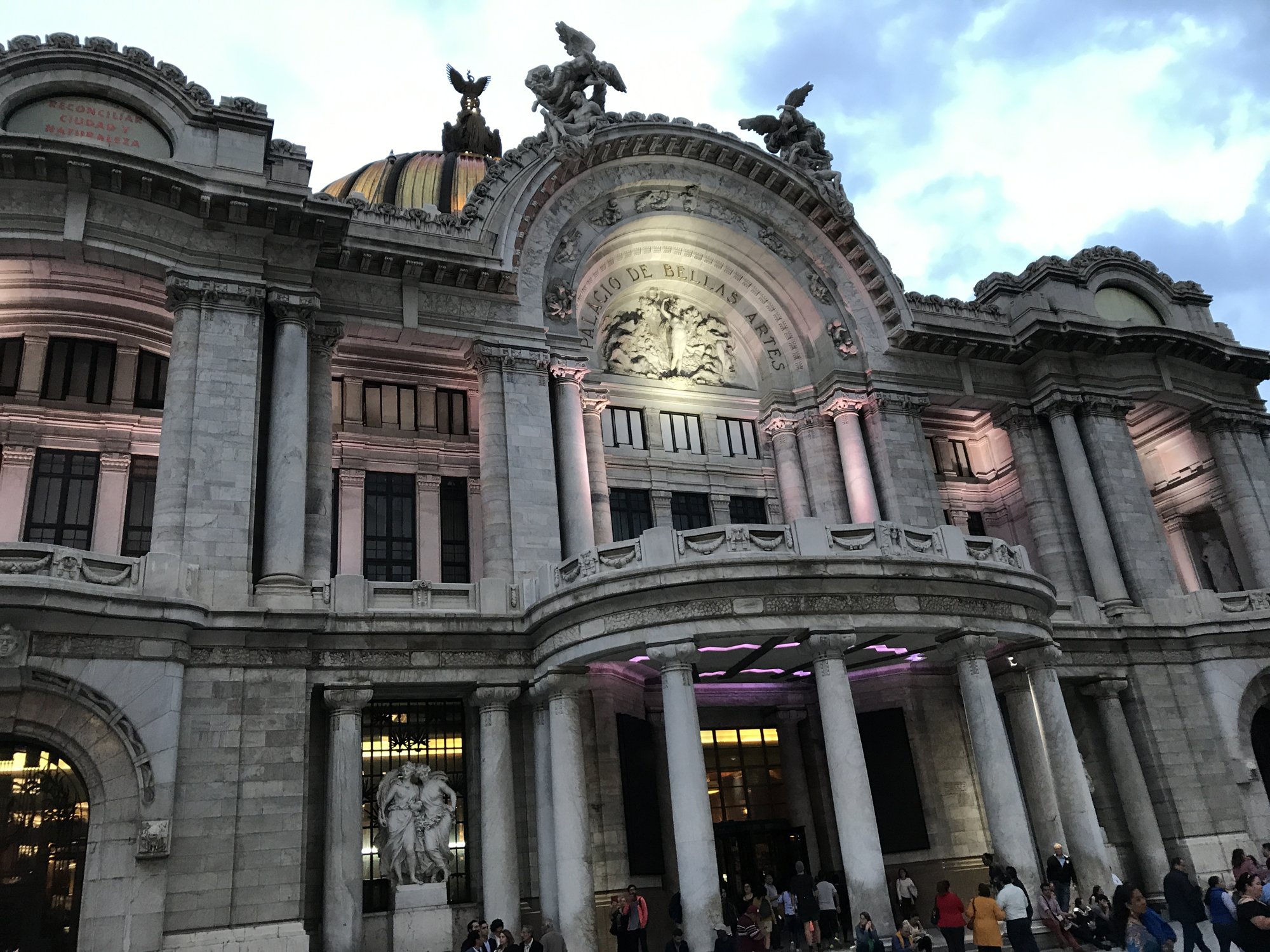 The domed white marble Palacio de Bellas Artes at dusk