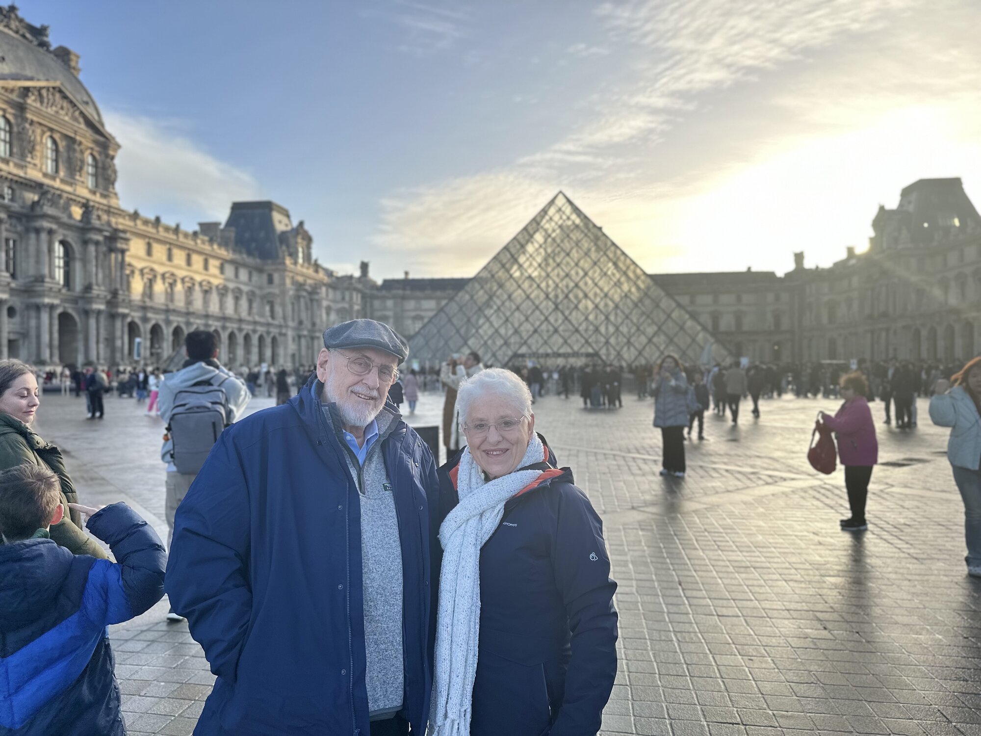 Couple in front of the Louvre pyramid