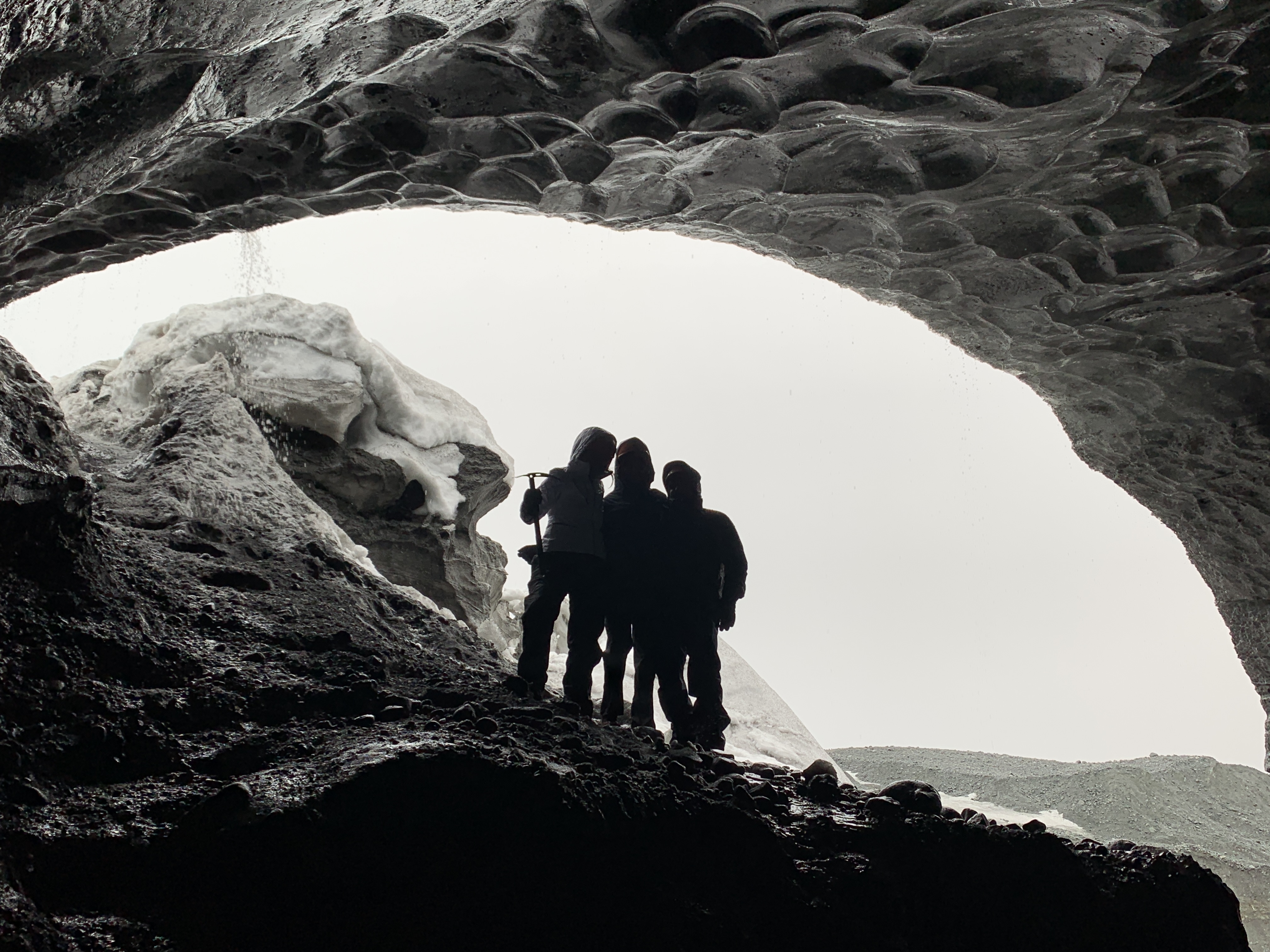 The family inside the Fjallsárlón glacier cave